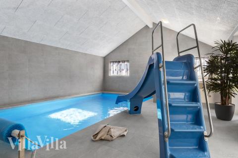 Sommerhus 824 er indrettet med en lækker poolafdeling med vandrutsjebane, dejlig stor indbygget spabad og sauna