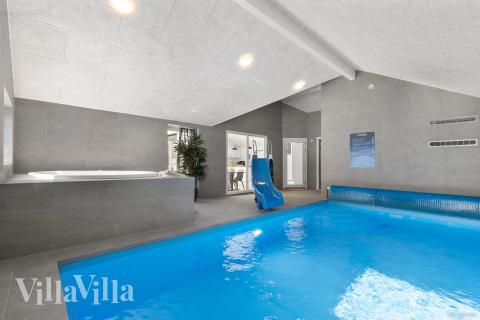 Den lækre pool i luksushuse nr. 824 til 20 personer