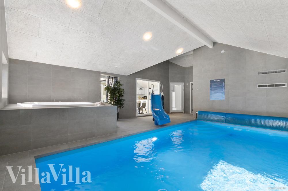 Den lækre pool i luksushuse nr. 824 til 20 personer
