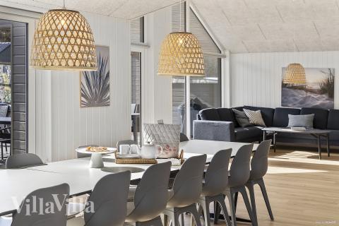 Det store lyse opholdrum i luksushus nr. 824 til 20.