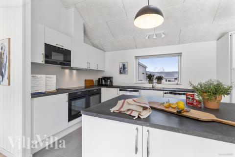 Køkkenet i luksushus nr. 824 er udstyrret, så I let kan lave mad til 20 personer.
