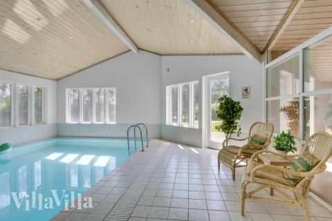 Sommerhus 963 er indrettet med en lækker poolafdeling med vandrutsjebane, dejlig stor indbygget spabad og sauna