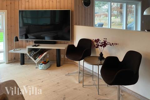 Sofaen i luksushus 963 i Nordsjælland indbyder til brætspil eller at se en film sammen.