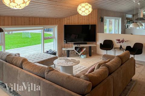 Der er mulighed for hygge i sommerhusets sofaarrangement, når I besøger luksushus nr. 963
