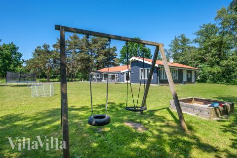 I det attraktive aktivitesrum i luksushus nr. 963 i Nordsjælland  er der masser af udendørs aktiviteter, f.eks. legetårn og gynge