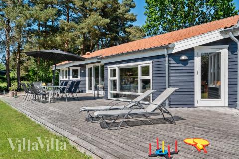 På terrassen i sommerhus nr. 963 er der plads til 10 personer.