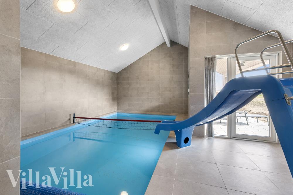 Sommerhus 917 er indrettet med en lækker poolafdeling med vandrutsjebane, dejlig stor indbygget spabad og sauna