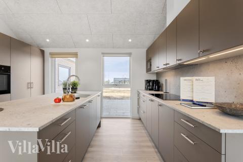 Køkkenet i luksushus nr. 917 er udstyrret, så I let kan lave mad til 20 personer.