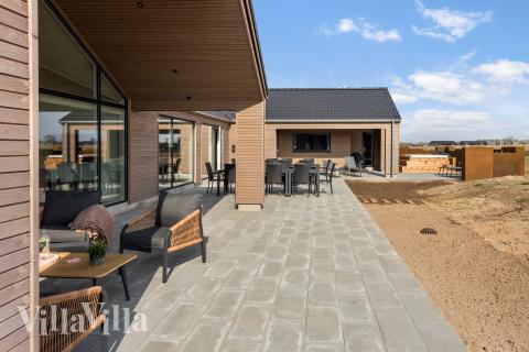 På terrassen i sommerhus nr. 917 er der plads til 20 personer.