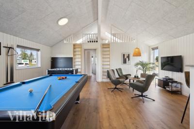 Ud over de mange timer, man kan bruge i husets pool-afdeling, så byder luksushus 957 også på billard/bordtennis og dart