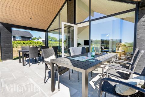 Nyd en grillaften på terrassen i luksushus nr. 957 i Fyn og øer