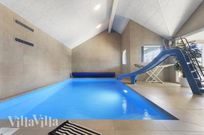 Sommerhus 933 er indrettet med en lækker poolafdeling med vandrutsjebane, dejlig stor indbygget spabad og sauna