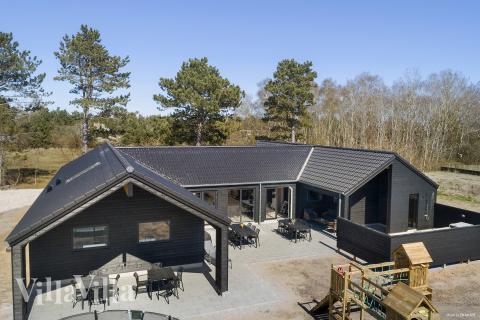 Dette skønne poolhus nr. 933 med plads til 20 personer ligger i Lolland/Falster/Møn