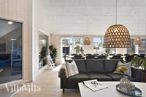 Der er mulighed for hygge i sommerhusets sofaarrangement, når I besøger luksushus nr. 933