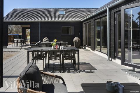 Luksushus nr. 933 har en dejlig terrasse med gode havemøbler til 20 personer.