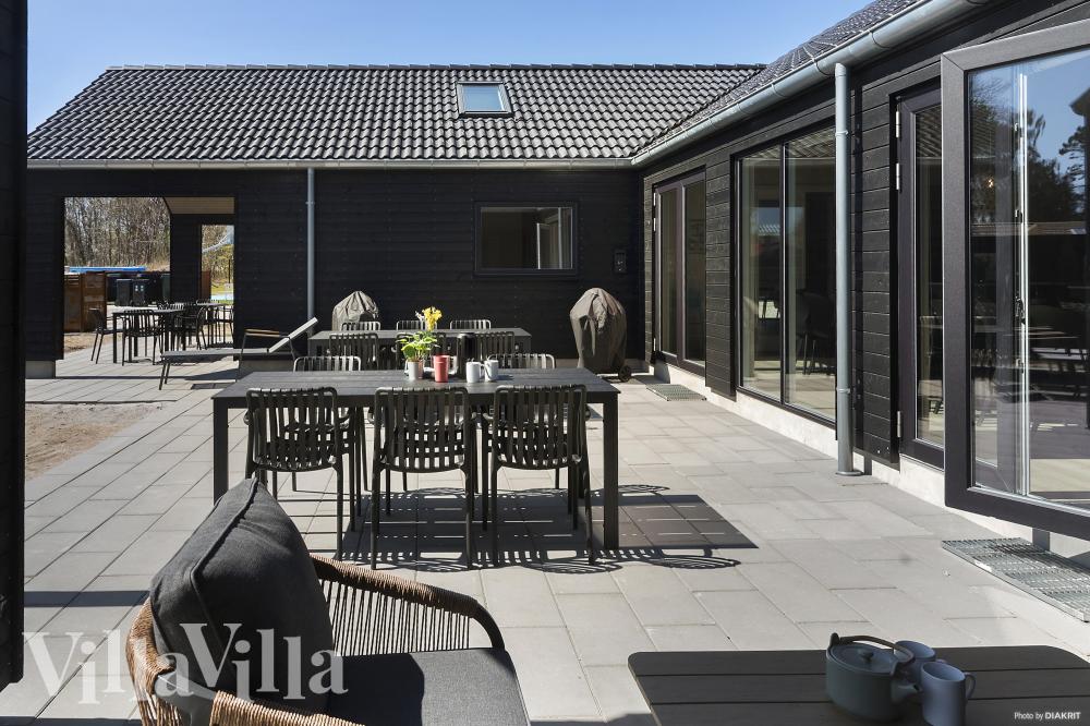 Luksushus nr. 933 har en dejlig terrasse med gode havemøbler til 20 personer.