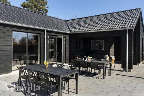 Nyd en grillaften på terrassen i luksushus nr. 933 i Lolland/Falster/Møn