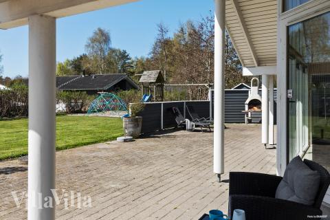 På terrassen i sommerhus nr. 956 er der plads til 12 personer.