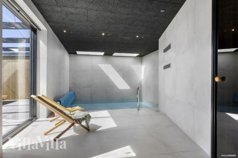 Sommerhus 965 er indrettet med en lækker poolafdeling med vandrutsjebane, dejlig stor indbygget spabad og sauna