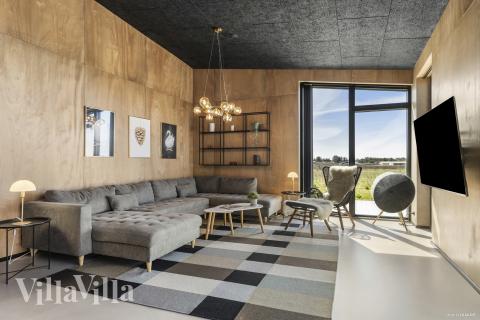 Sofaen i luksushus 965 i Nordjylland indbyder til brætspil eller at se en film sammen.