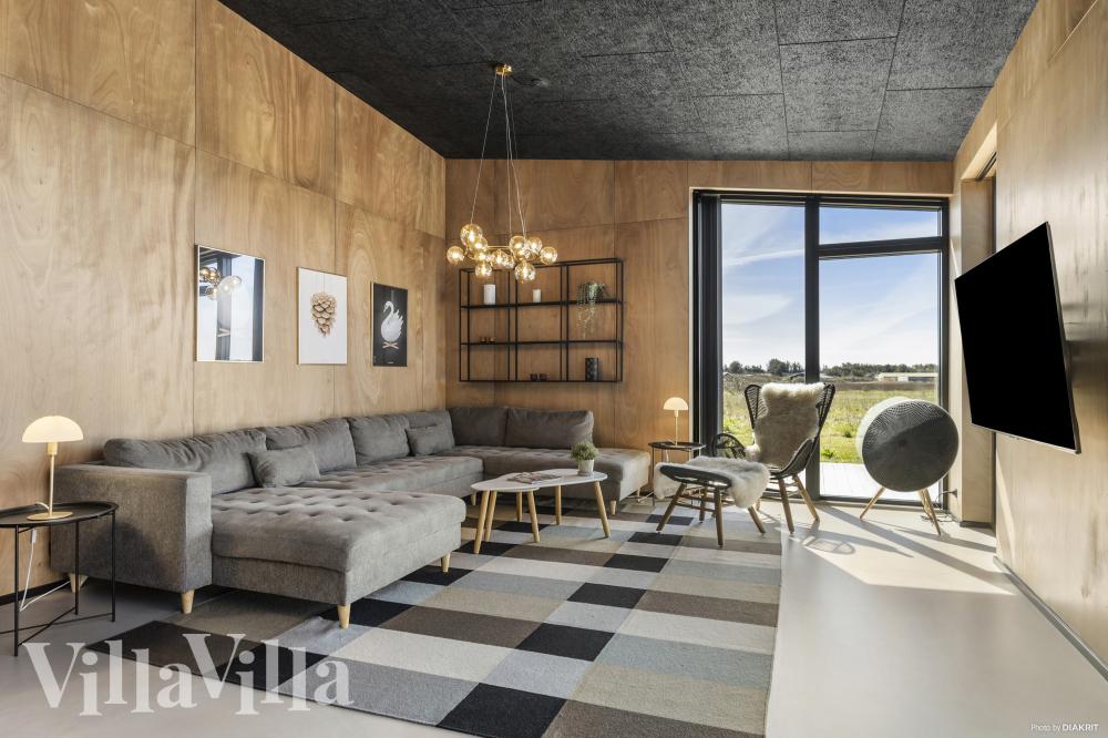 Sofaen i luksushus 965 i Nordjylland indbyder til brætspil eller at se en film sammen.