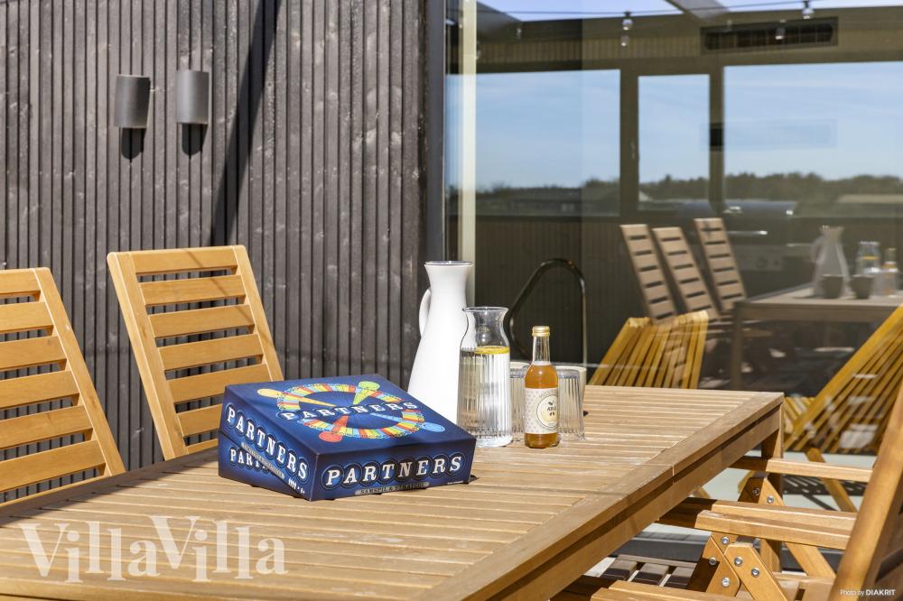 På terrassen i sommerhus nr. 965 er der plads til 12 personer.