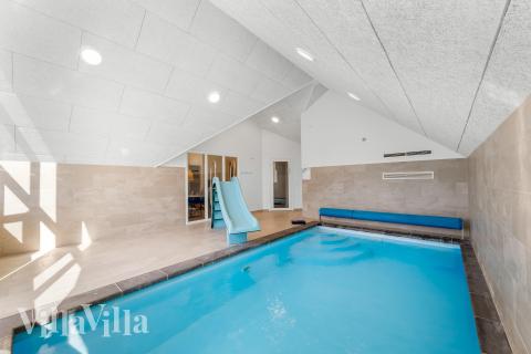 Sommerhus 332 er indrettet med en lækker poolafdeling med vandrutsjebane, dejlig stor indbygget spabad og sauna