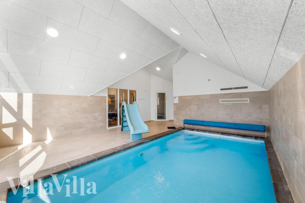 Sommerhus 332 er indrettet med en lækker poolafdeling med vandrutsjebane, dejlig stor indbygget spabad og sauna