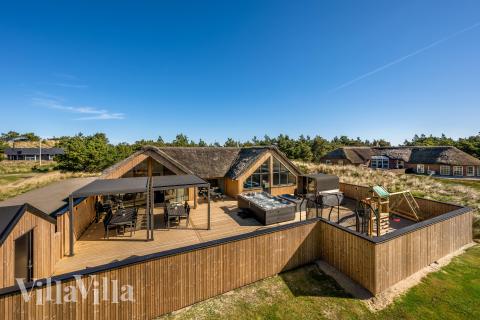 Flot sommerhus nr. 332 med god plads til op til 20 personer