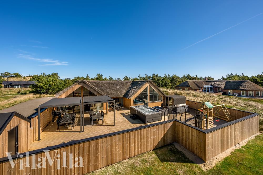 Flot sommerhus nr. 332 med god plads til op til 20 personer