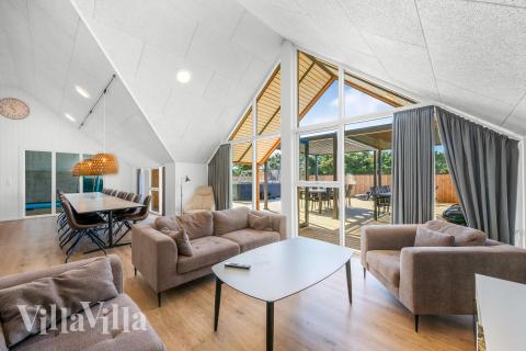 Der er mulighed for hygge i sommerhusets sofaarrangement, når I besøger luksushus nr. 332