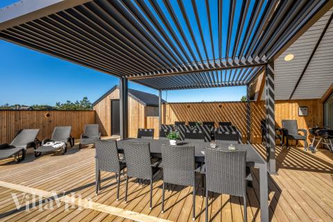 Luksushus nr. 332 har en dejlig terrasse med gode havemøbler til 20 personer.