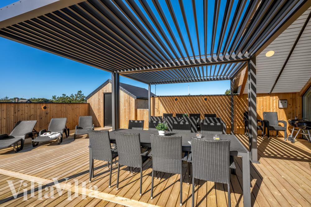 Luksushus nr. 332 har en dejlig terrasse med gode havemøbler til 20 personer.