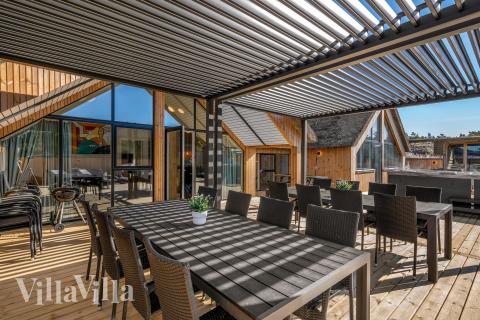 Nyd en grillaften på terrassen i luksushus nr. 332 i Vestjylland