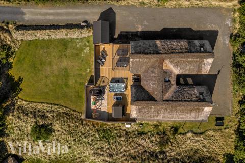 I Vestjylland ligger dette fine poolhus nr. 332 med plads til 20 personer.
