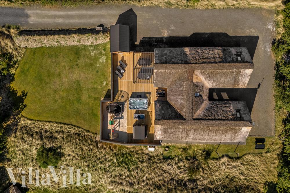 I Vestjylland ligger dette fine poolhus nr. 332 med plads til 20 personer.