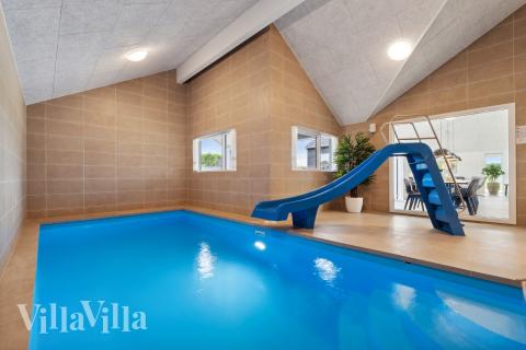 Sommerhus 960 er indrettet med en lækker poolafdeling med vandrutsjebane, dejlig stor indbygget spabad og sauna