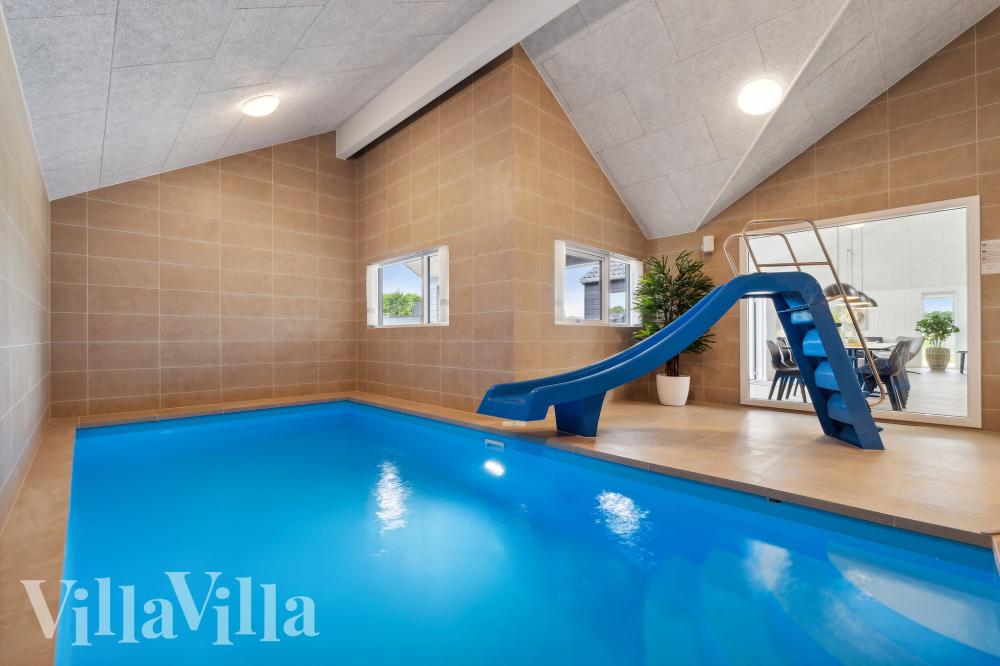 Sommerhus 960 er indrettet med en lækker poolafdeling med vandrutsjebane, dejlig stor indbygget spabad og sauna