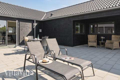 Nyd en grillaften på terrassen i luksushus nr. 960 i Lolland/Falster/Møn