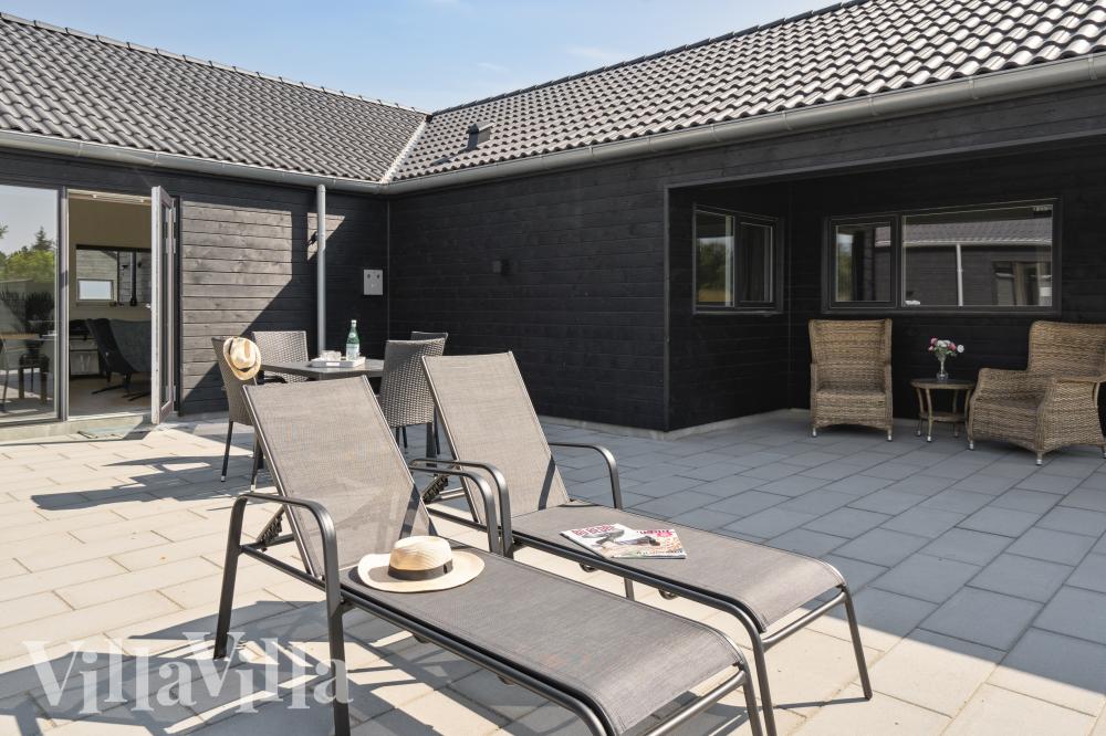 Nyd en grillaften på terrassen i luksushus nr. 960 i Lolland/Falster/Møn