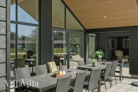 Luksushus nr. 621 har en dejlig terrasse med gode havemøbler til 16 personer.