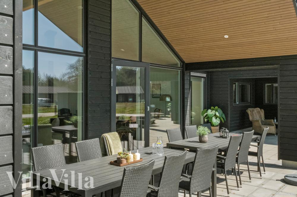 Luksushus nr. 621 har en dejlig terrasse med gode havemøbler til 16 personer.
