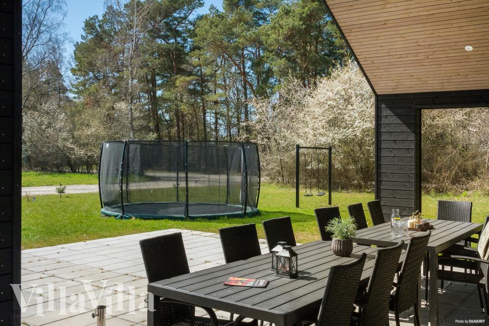 På terrassen i sommerhus nr. 621 er der plads til 16 personer.