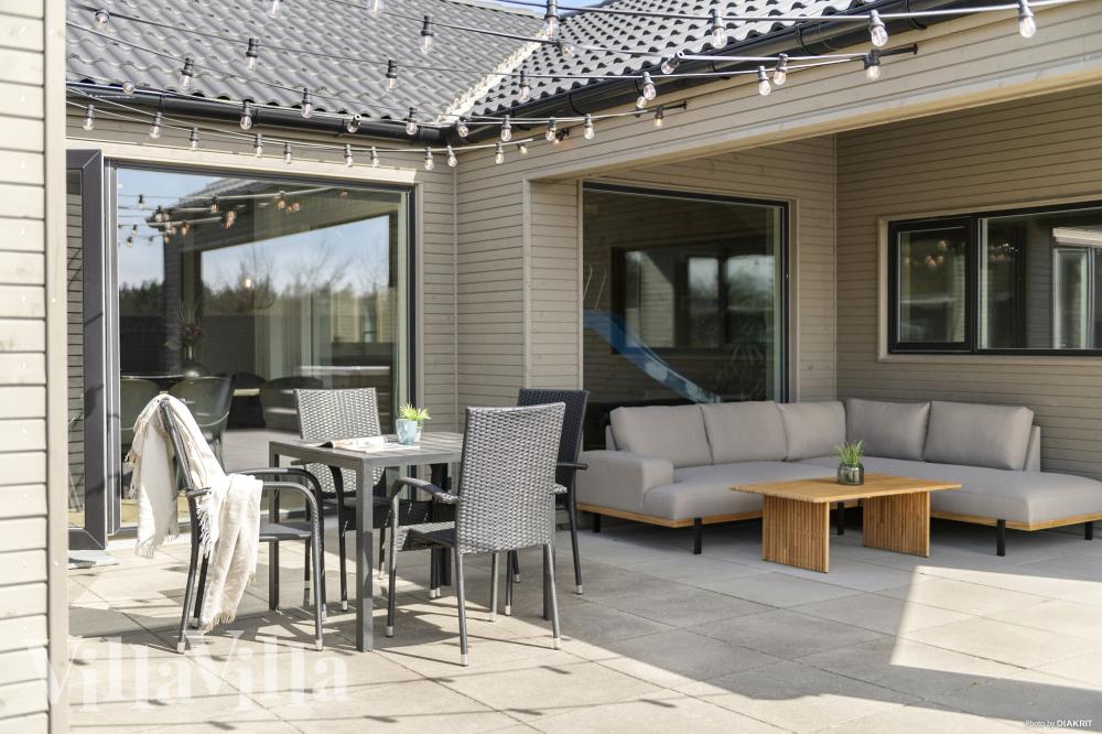 Luksushus nr. 560 har en dejlig terrasse med gode havemøbler til 16 personer.