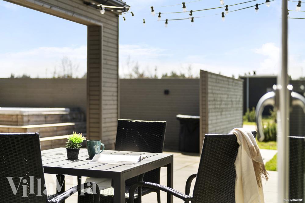 På terrassen i sommerhus nr. 560 er der plads til 16 personer.