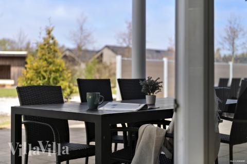 Luksushus nr. 484 har en dejlig terrasse med gode havemøbler til 18 personer.