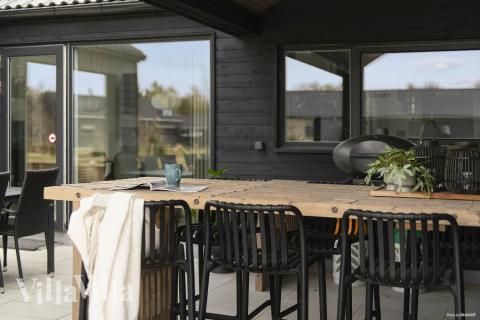 Luksushus nr. 698 har en dejlig terrasse med gode havemøbler til 14 personer.