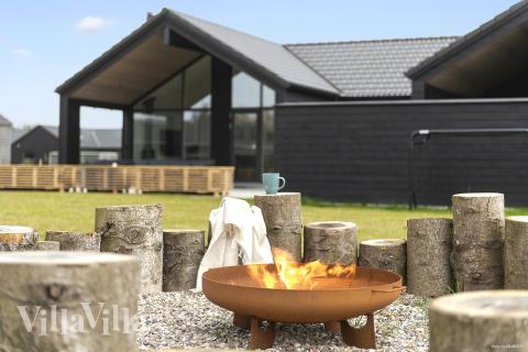 I det attraktive aktivitesrum i luksushus nr. 698 i Vestjylland  er der masser af udendørs aktiviteter, f.eks. legetårn og gynge