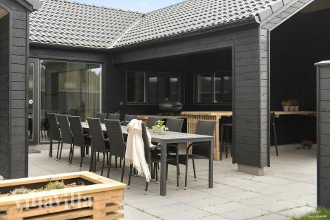På terrassen i sommerhus nr. 698 er der plads til 14 personer.
