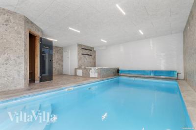 Sommerhus 247 er indrettet med en lækker poolafdeling med vandrutsjebane, dejlig stor indbygget spabad og sauna